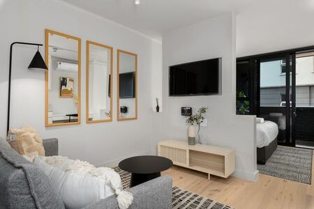 1 Bedroom bachelor apartment to rent in Cape Town City Centre