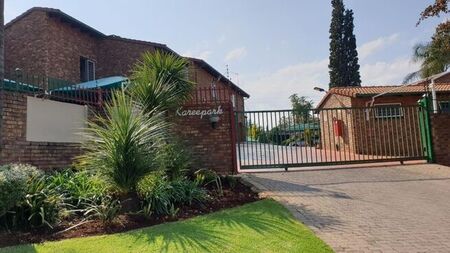 3 Bedroom duplex townhouse - sectional to rent in Garsfontein, Pretoria