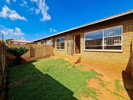 2 Bedroom townhouse - sectional to rent in Noordheuwel, Krugersdorp