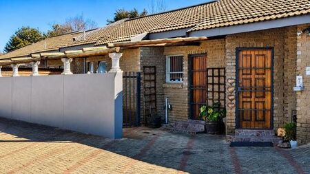 3 Bedroom townhouse - sectional to rent in Pellissier, Bloemfontein
