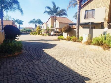2 Bedroom Townhouse in Noordheuwel