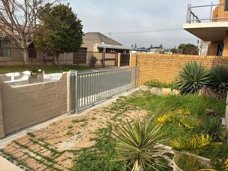 2 Bedroom house to rent in Wynberg, Cape Town