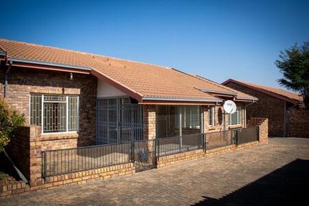 3 Bedroom Townhouse in Lydenburg (Mashishing)