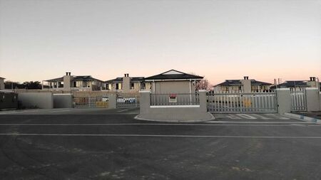 3 Bedroom duplex townhouse - sectional to rent in Brackenfell South