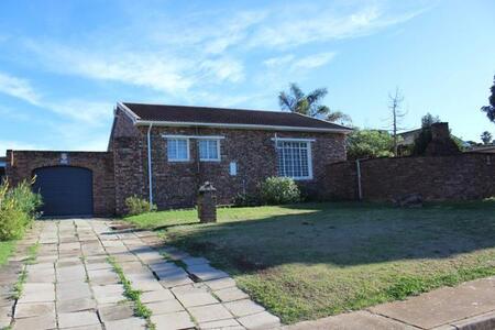 3 Bedroom House in Uitenhage Central