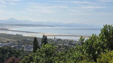 1 Bedroom bachelor flat to rent in Bowtie, Plettenberg Bay