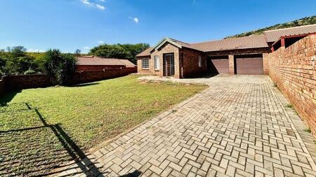 3 Bedroom townhouse - freehold to rent in Amandasig, Akasia
