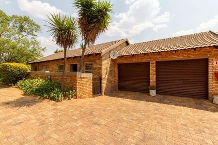 3 Bedroom townhouse - sectional to rent in Wilgeheuwel, Roodepoort