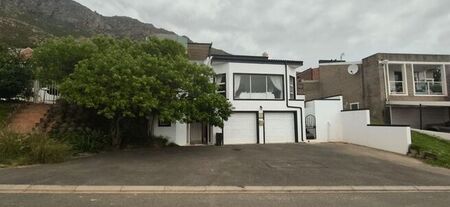 4 Bedroom house to rent in Mountainside, Gordons Bay