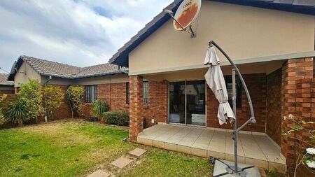 3 Bedroom townhouse - sectional to rent in Equestria, Pretoria