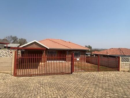 2 Bedroom Townhouse in Lydenburg (Mashishing)
