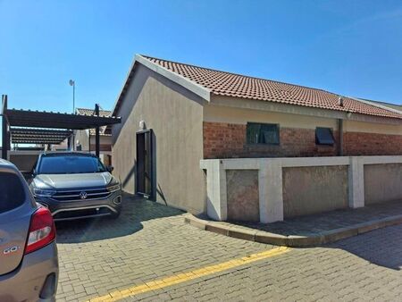2 Bedroom townhouse - sectional to rent in Estoire, Bloemfontein