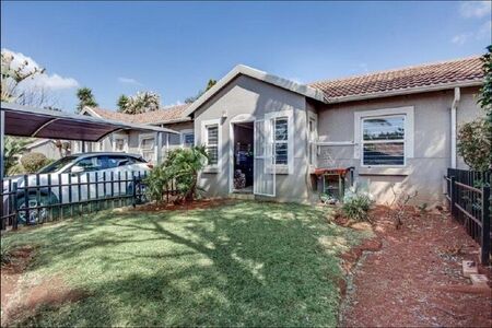 2 Bedroom townhouse - sectional to rent in Weltevreden Park, Roodepoort