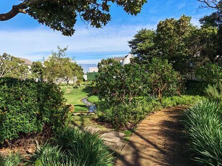 3 Bedroom duplex townhouse - freehold to rent in Plattekloof, Parow