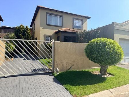 3 Bedroom duplex townhouse - freehold to rent in North Riding, Randburg