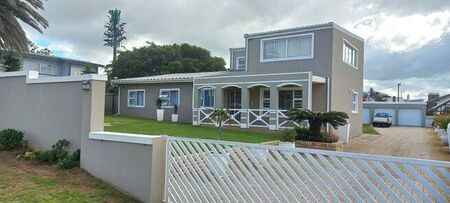 5 Bedroom house to rent in Hartenbos Central