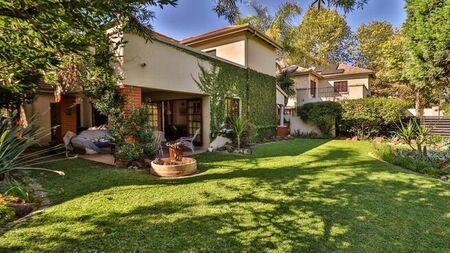 2 Bedroom duplex townhouse - sectional to rent in Paulshof, Sandton