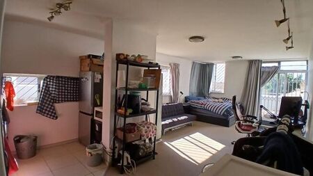 1 Bedroom bachelor to rent in Claremont, Cape Town