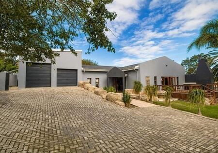 7 Bedroom House in Humansdorp