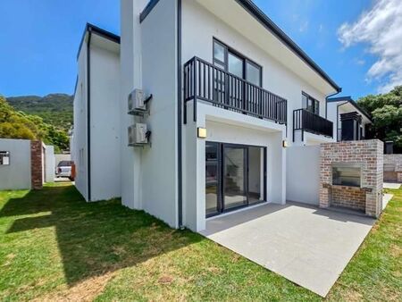 3 Bedroom Townhouse in Hout Bay Central