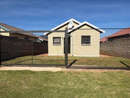 2 Bedroom house to rent in Fleurhof, Roodepoort