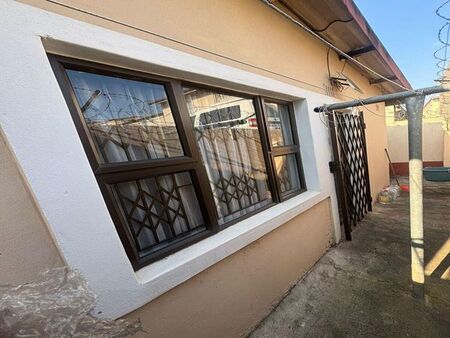 2 Bedroom cottage to rent in Montford, Chatsworth