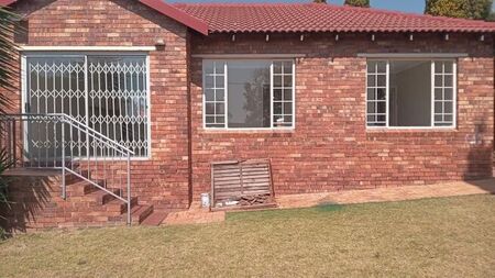 3 Bedroom townhouse - sectional to rent in Honeydew Ridge, Roodepoort