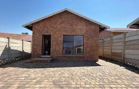 2 Bedroom Townhouse in Lydenburg (Mashishing)