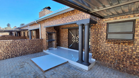 2 Bedroom Townhouse in Lydenburg (Mashishing)