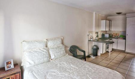 Bachelor apartment in Die Hoewes