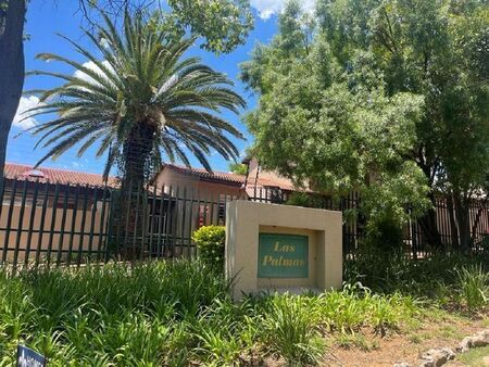 3 Bedroom duplex townhouse - sectional to rent in Douglasdale, Sandton