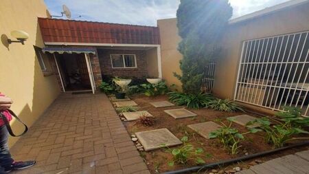 2 Bedroom townhouse - sectional to rent in Langenhovenpark, Bloemfontein