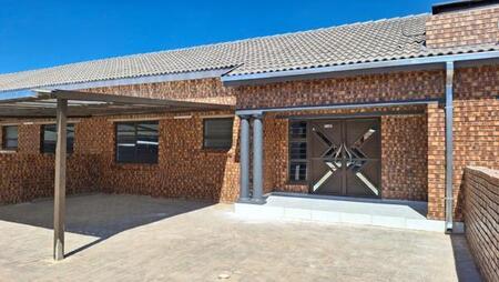 2 Bedroom Townhouse in Lydenburg (Mashishing)