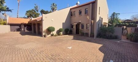 3 Bedroom duplex townhouse - sectional to rent in Sunnyside, Pretoria