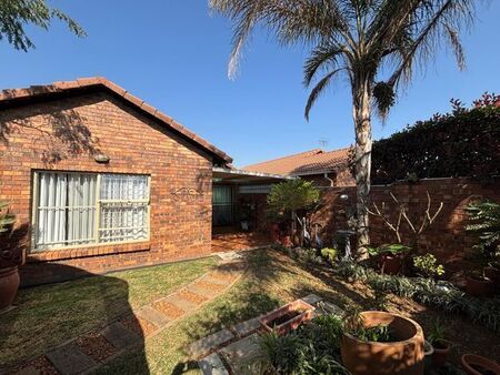 3 Bedroom townhouse - sectional to rent in Wilgeheuwel, Roodepoort