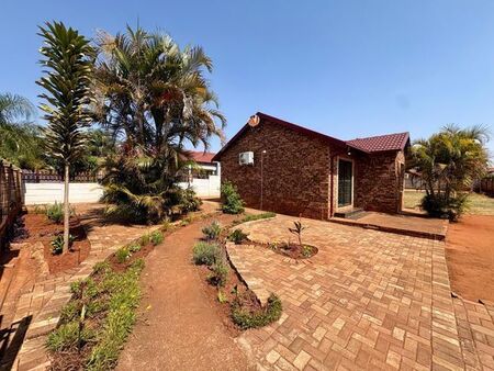 2 Bedroom house to rent in The Orchards, Akasia