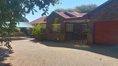 4 Bedroom house to rent in Fairland, Randburg