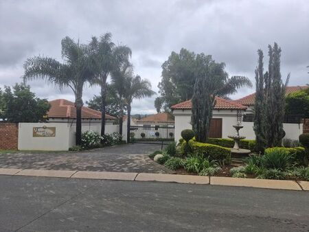 3 Bedroom townhouse - sectional to rent in Moreleta Park, Pretoria