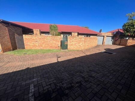 2 Bedroom townhouse - sectional to rent in Birchleigh, Kempton Park