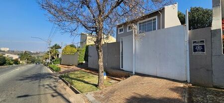 3 Bedroom duplex townhouse - freehold to rent in Greymont, Johannesburg