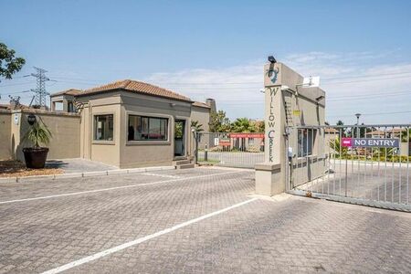 3 Bedroom townhouse - freehold to rent in Protea Heights, Brackenfell