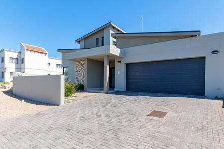 3 Bedroom House in Calypso Beach