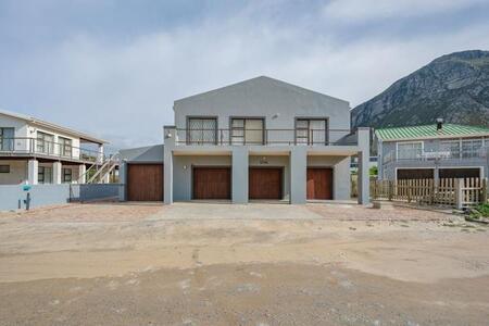 4 Bedroom House in Bettys Bay