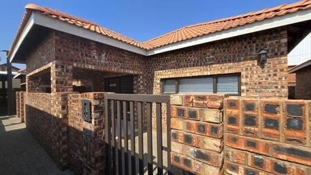 3 Bedroom Simplex in Verwoerdpark