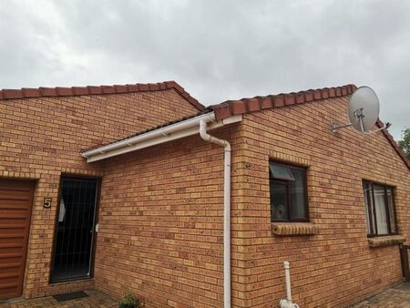 3 Bedroom townhouse - freehold to rent in George South