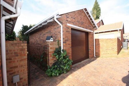 3 Bedroom duplex townhouse - sectional to rent in Weltevreden Park, Roodepoort