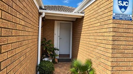 Bachelor apartment in Protea Heights