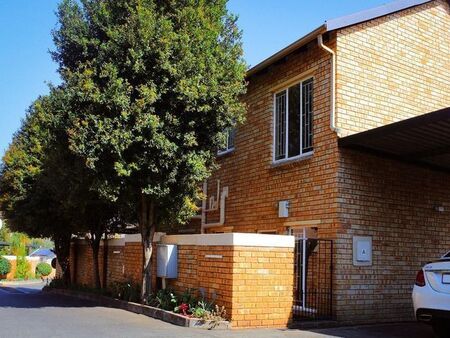 2 Bedroom duplex townhouse - sectional to rent in Strubensvallei, Roodepoort