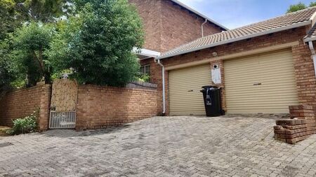 3 Bedroom duplex townhouse - sectional to rent in Wilgeheuwel, Roodepoort