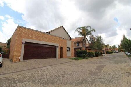3 Bedroom duplex townhouse - freehold to rent in Equestria, Pretoria